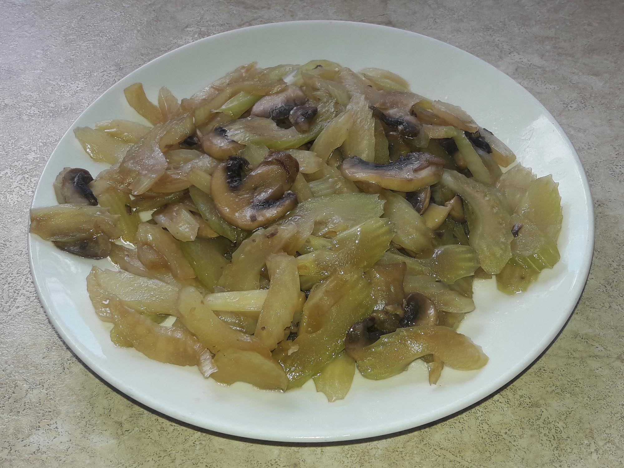 Быстро жаренные черешки сельдерея с грибами. Рецепт. Китайская кухня